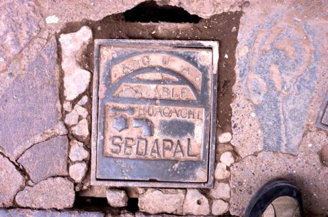 A manhole in Lima, Peru, where the members of the Union of Lima Water and Sewer Service Functionaries, Professionals, and Technicians worked. © 2006 Gabriel Guzman, CC license.
